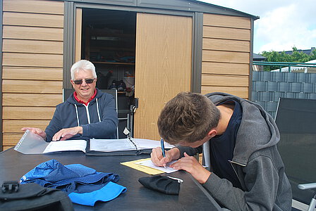 Jannis Reinhardt bei der Unterschrift